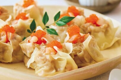 ぷりぷり食感の「エビシューマイ」。中身ぎっしり、トビコをのせて特別感アップ