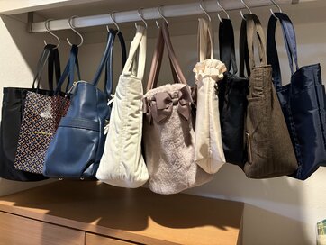 バッグを「つるす」収納に変えたらメリットしかない。無理に減らすより「把握できる」ことを優先に