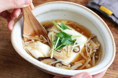 めんつゆで味つけ簡単。キノコの温豆腐で寒い日もあったか