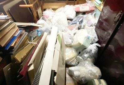 「義実家の片づけ」を8年間続けた50代が、本当に処分に困ったもの。大量のスプレー缶に途方にくれる