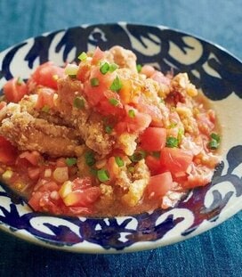 から揚げにネギ塩トマトのタレが最高。揚げ物がさっぱり食べられるレシピ