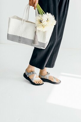 モノトーンの服にはシルバーの足元。スポサンであか抜ける