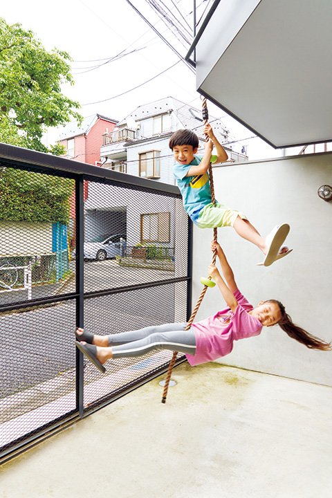 のぼりロープで遊ぶ子どもたち