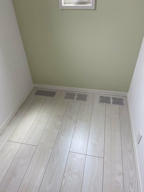 キッチンの後ろにある洗濯物干し場