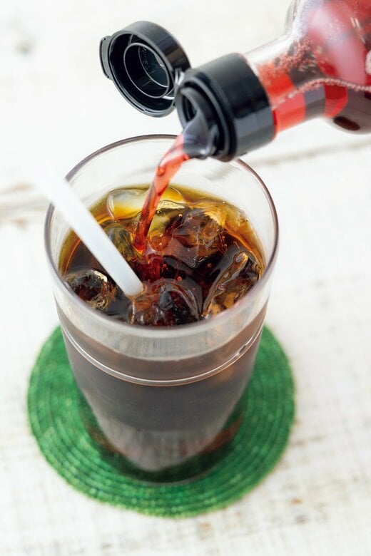 アイスコーヒーにシロップ加える様子