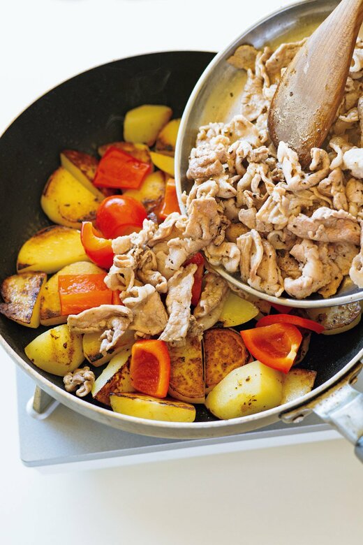 豚こまとジャガイモのカレーバター炒めの調理過程