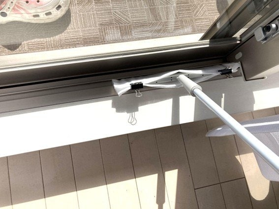セリアの「フロアラバーほうき」サッシ掃除