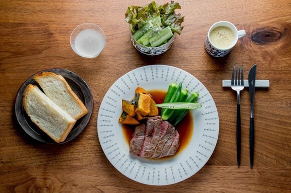 リムの浅いシンプルな平皿