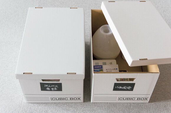 季節ものや整理待ちアイテムを箱にまとめれてすっきり