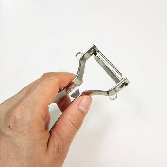 ピーラーを持つ様子