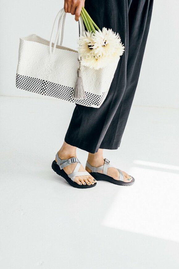 シルバーのスポーツサンダル