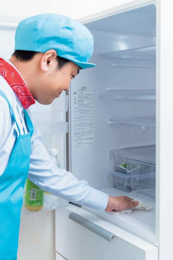 冷蔵庫とエプロン男性