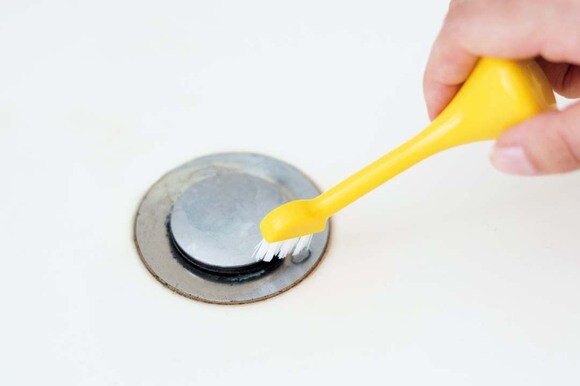 手のひらサイズの1列ブラシが隙間の汚れをしっかりかき出す