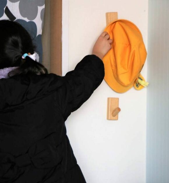 壁に取りつけたフックにかける収納