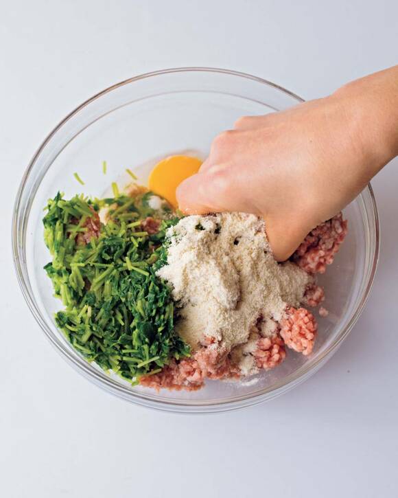 ボウルに材料を入れて混ぜる