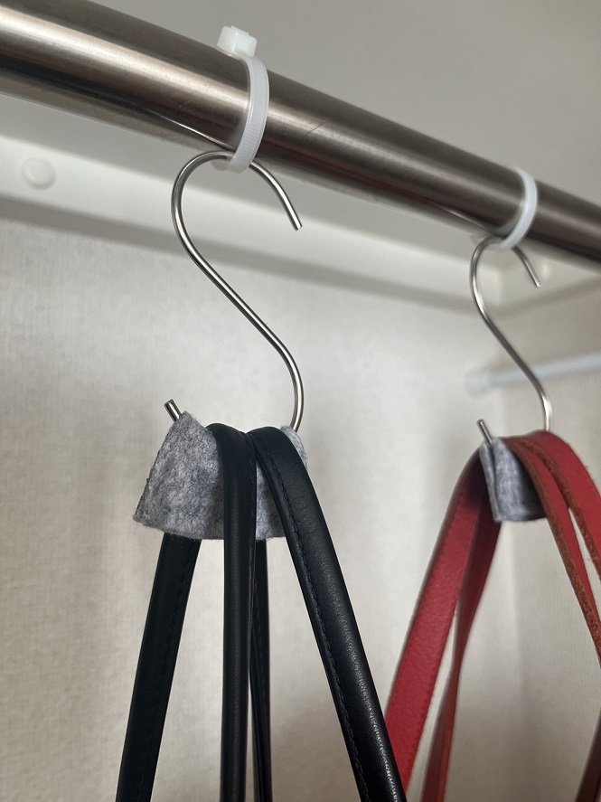 S字フックにフェルト巻き