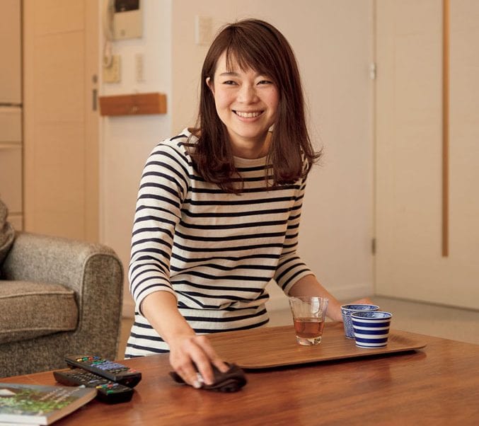 テーブルをふく女性