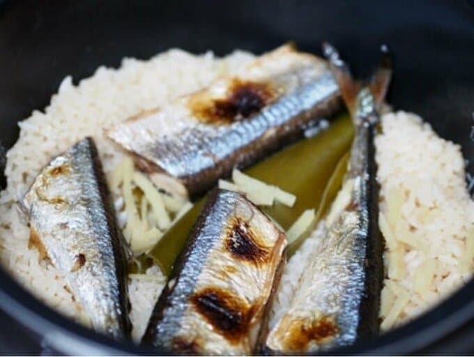 炊き上がりのサンマの炊き込みご飯
