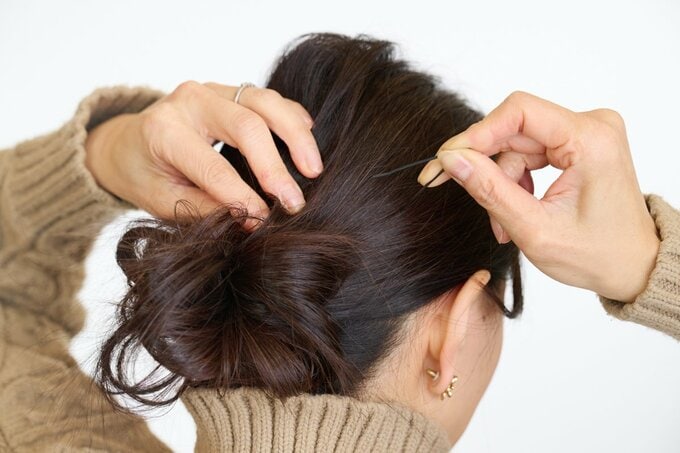 ピンをつける女性