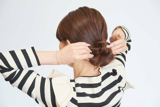 お団子のボリュームを出している女性