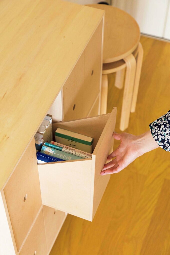 引き出しを引く女性