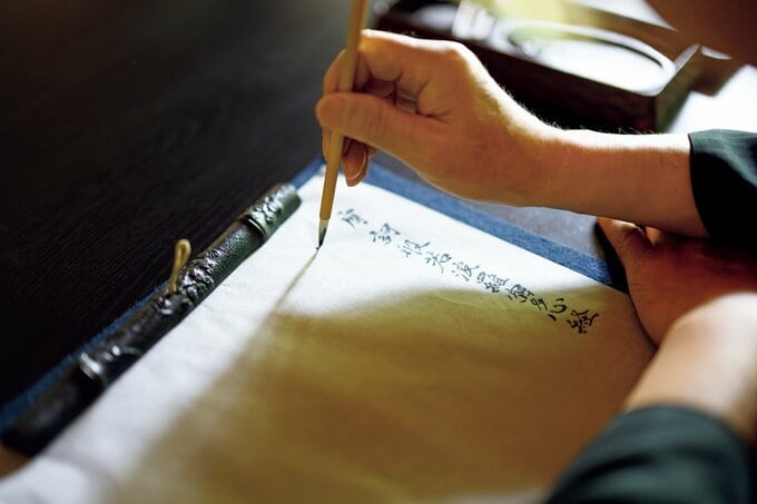 写経をする住職