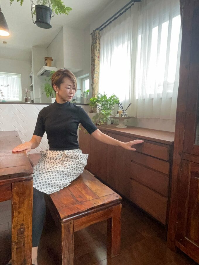 座ったまま届く位置に収納を設置