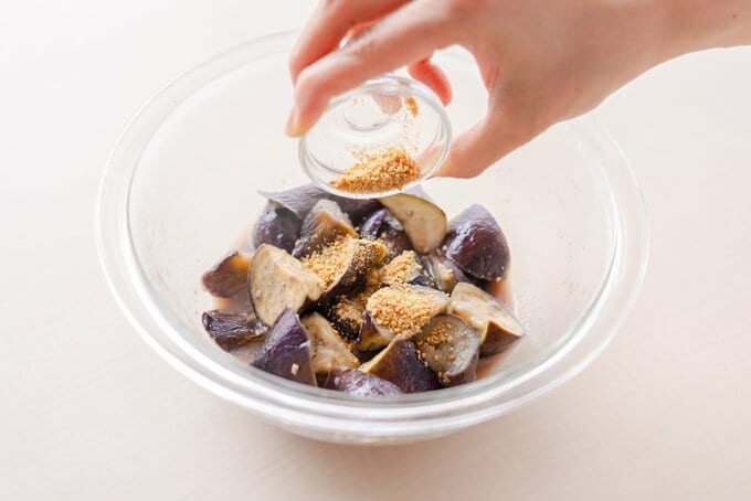 ナスに調味料をふる