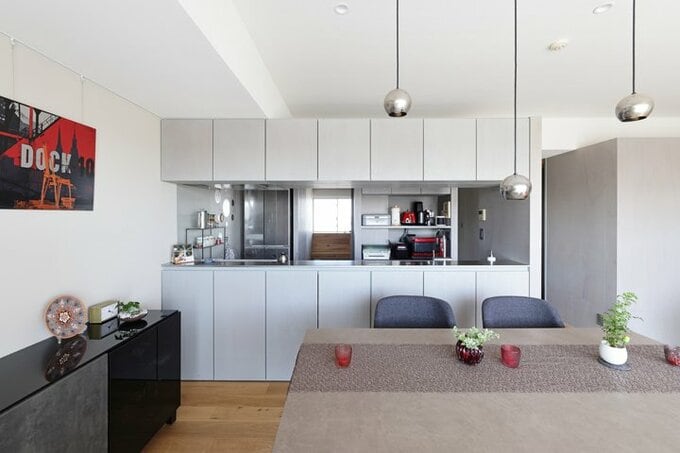 ダイニング側にグレーの面材の収納を造作