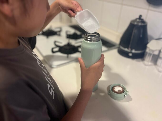 自分で水筒の準備をするharuさんのこども