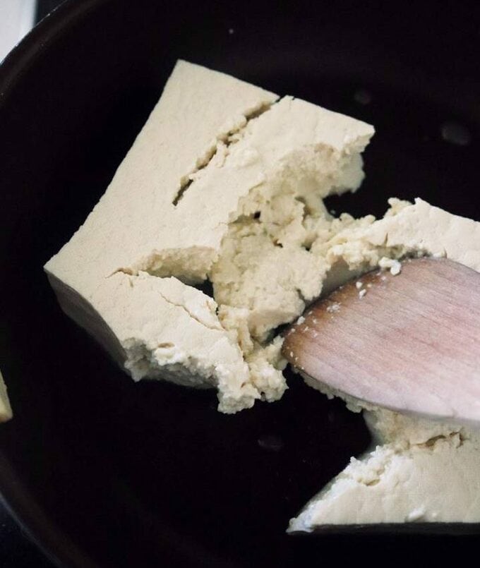 豆腐を木ベラでくずす