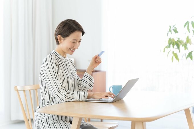 お金の管理をする女性