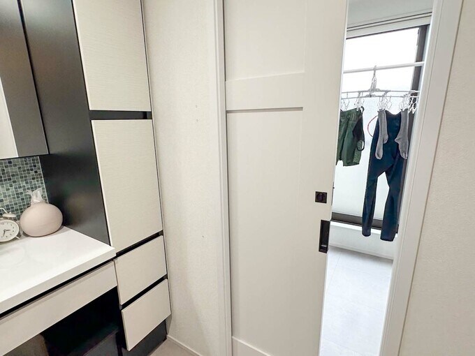 洗面所からランドリールームを見る