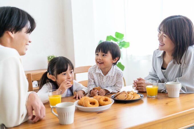 ドーナッツを食べる女性と子供