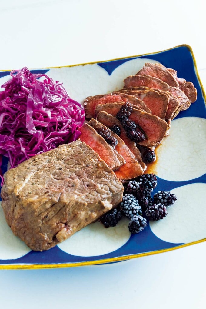 ソースをかけて食べる