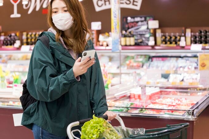 買い物をする女性