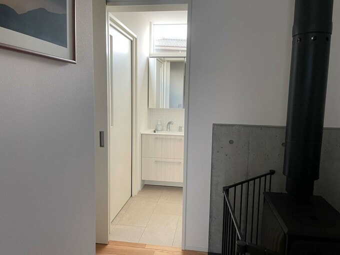 玄関から見た洗面所