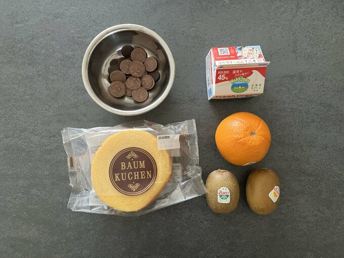 今回使用したバウムクーヘンは、オーケーのオリジナル商品「香月堂・バウムクーヘン」（375円）