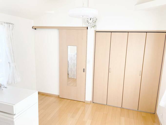 ドアの隣にクローゼット