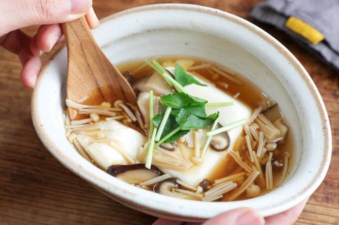 キノコの温やっこを持つ様子