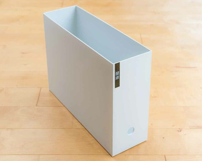 ファイルボックスは、A4のフォルダーがすっぽり収まる無印良品のもの