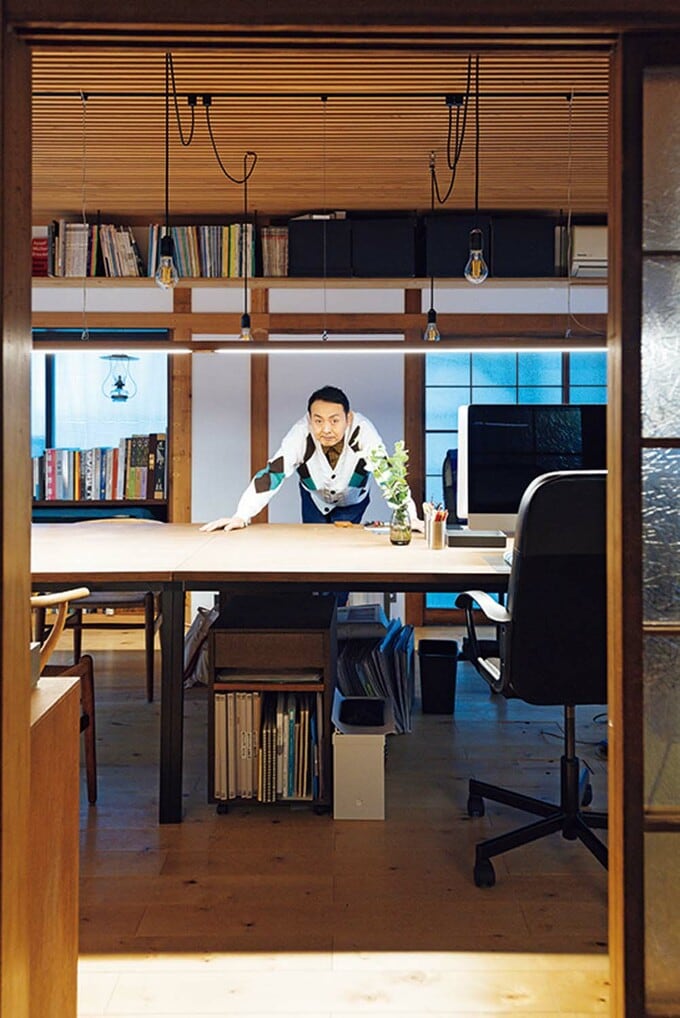 廊下から事務所を見たところ