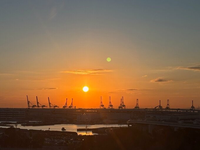 写真：朝日～ホテルニューグランド横浜から見える朝日～