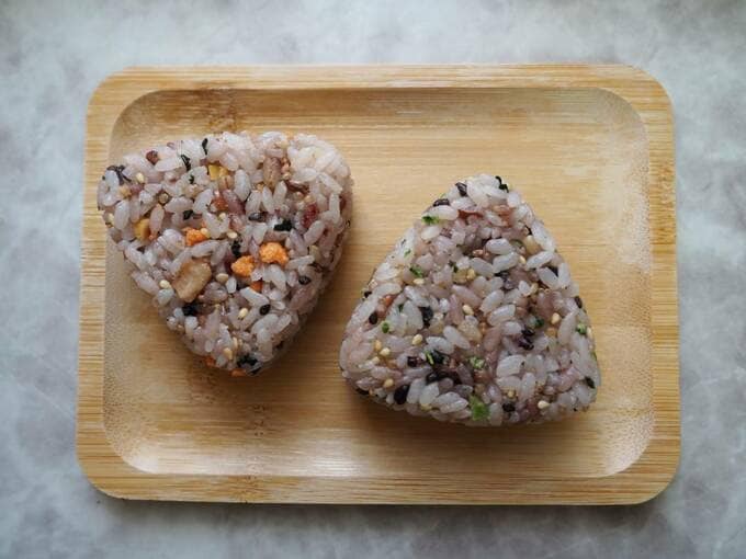 お盆におにぎり2つ