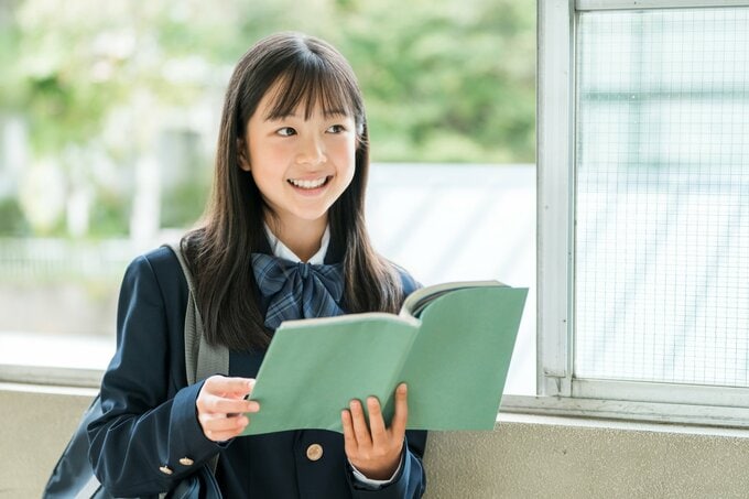 本を持っている学生