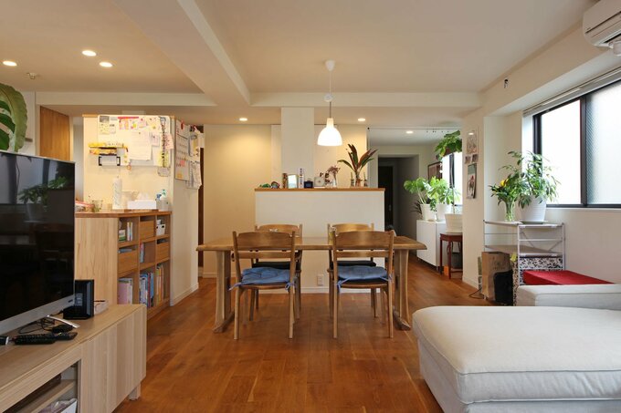 LDK側から玄関を見たところ