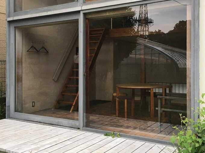 外から見た「スミレアオイハウス」のガラス窓