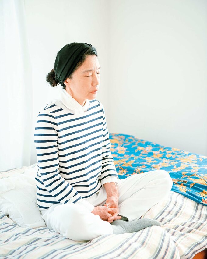 目をつぶって深呼吸
