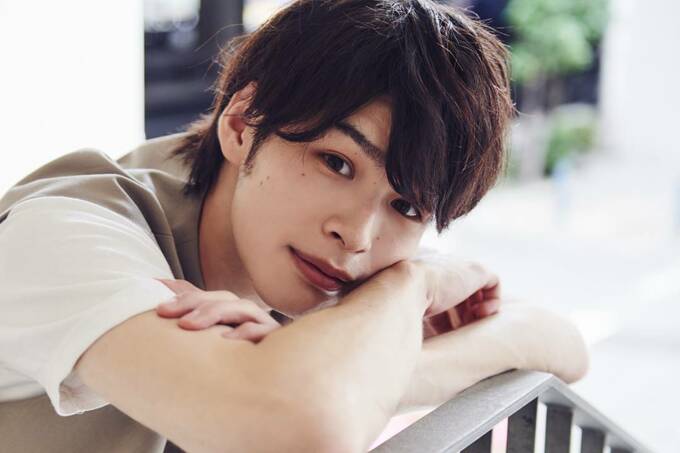 腕を組む青木瞭さん