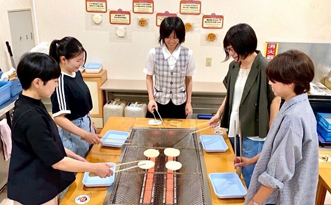生地をひっくり返してじっくり焼く手焼きせんべい体験